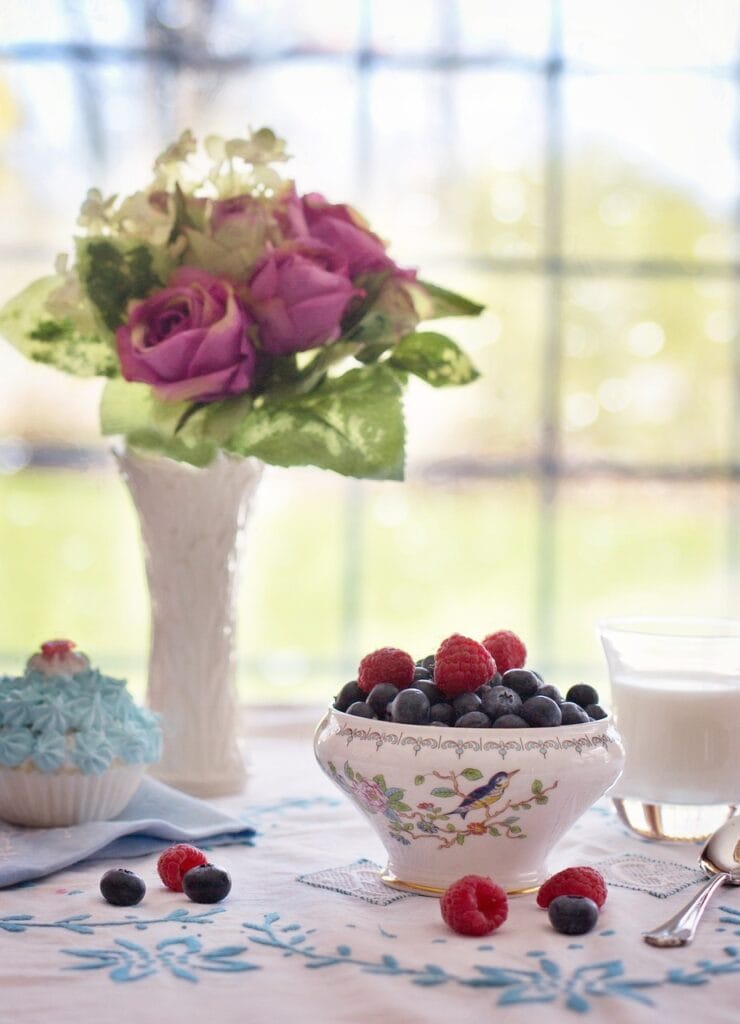 blueberries, raspberries, bowl, fruit bowl, berries, fresh berries, produce, organic, fruits, fresh fruits, healthy, food, breakfast, table setting, breakfast, breakfast, breakfast, breakfast, breakfast, table setting